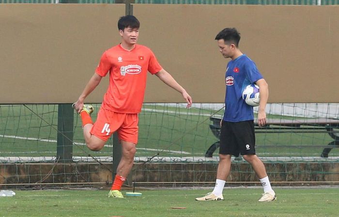 Trong buổi tập đầu tiên, Hoàng Đức phải tập riêng với bác sĩ. Tiền vệ CLB Ninh Bình đang chạy đua với thời gian để kịp hồi phục chấn thương, cùng tuyển Việt Nam dự FIFA ASEAN Cup 2026.