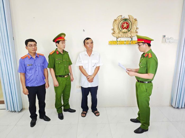 Cơ quan công an tống đạt các quyết định đối với Phạm Quốc Trưởng. Ảnh: Công an Vĩnh Long 