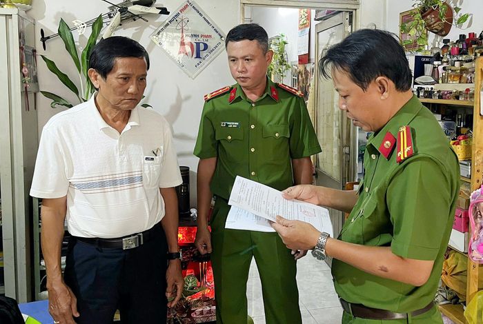 Cơ quan công an thi hành các quyết định đối với Huỳnh Hoàng Việt. Ảnh: Công an Vĩnh Long 