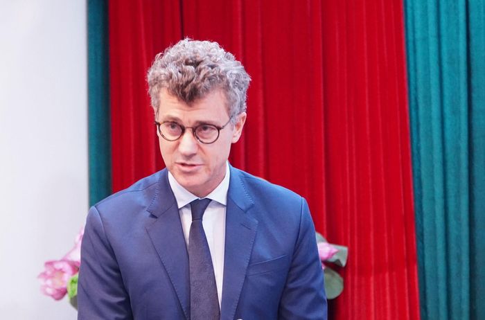Ông Jonathan Wallace Baker.