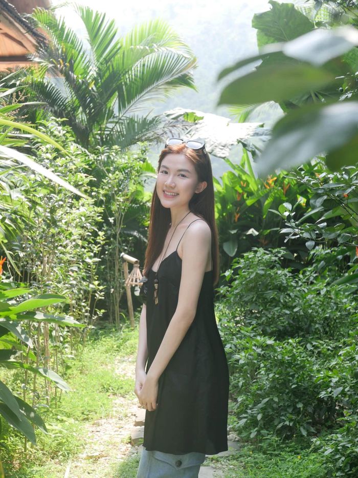 Diễn viên Lương Thanh hòa mình vào khu vườn xanh mướt. 