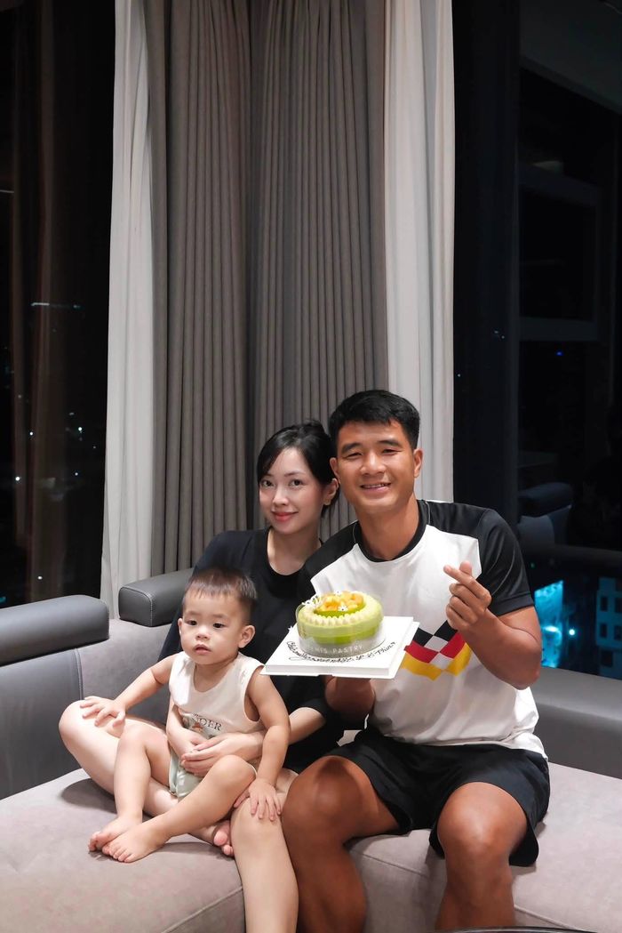 Gia đình hạnh phúc của cầu thủ Đức Chinh và hot girl Mai Hà Trang. 
