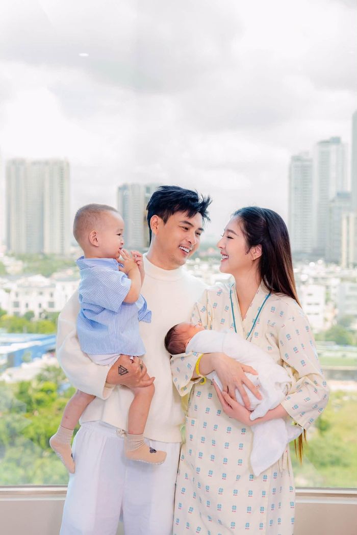 Vợ chồng ca sĩ Hồ Quang Hiếu hạnh phúc báo tin gia đình vừa đón thành viên mới chào đời.