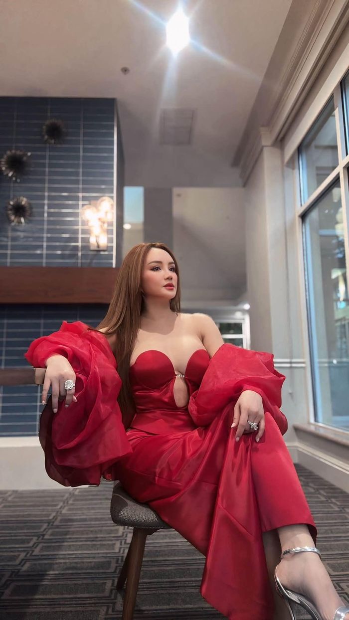 Ca sĩ Vy Oanh gây chú ý khi diện váy khoét sâu.