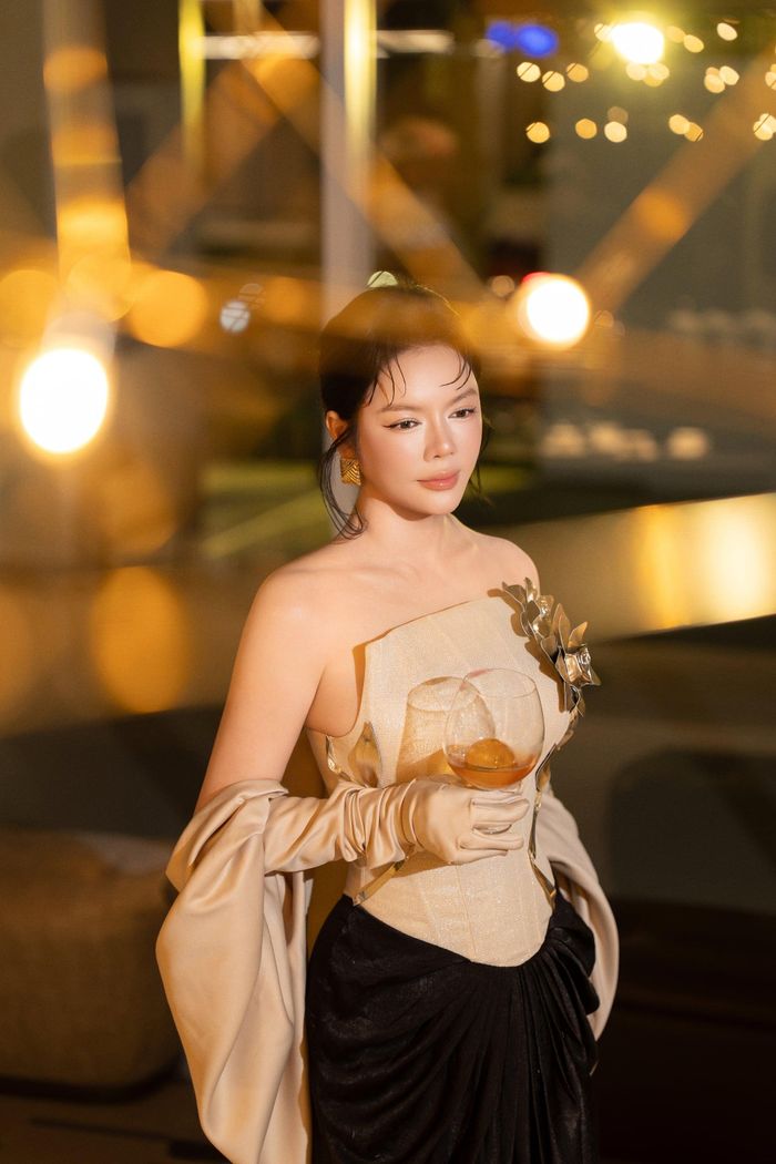 Nữ diễn viên diện thiết kế với phần thân trên màu kem, kết hợp cùng phom váy đen dài, rộng. Hai gam màu đen và kem tạo nên tổng thể trang phục tương đối tối giản nhưng vẫn giữ nét sang trọng, cổ điển.