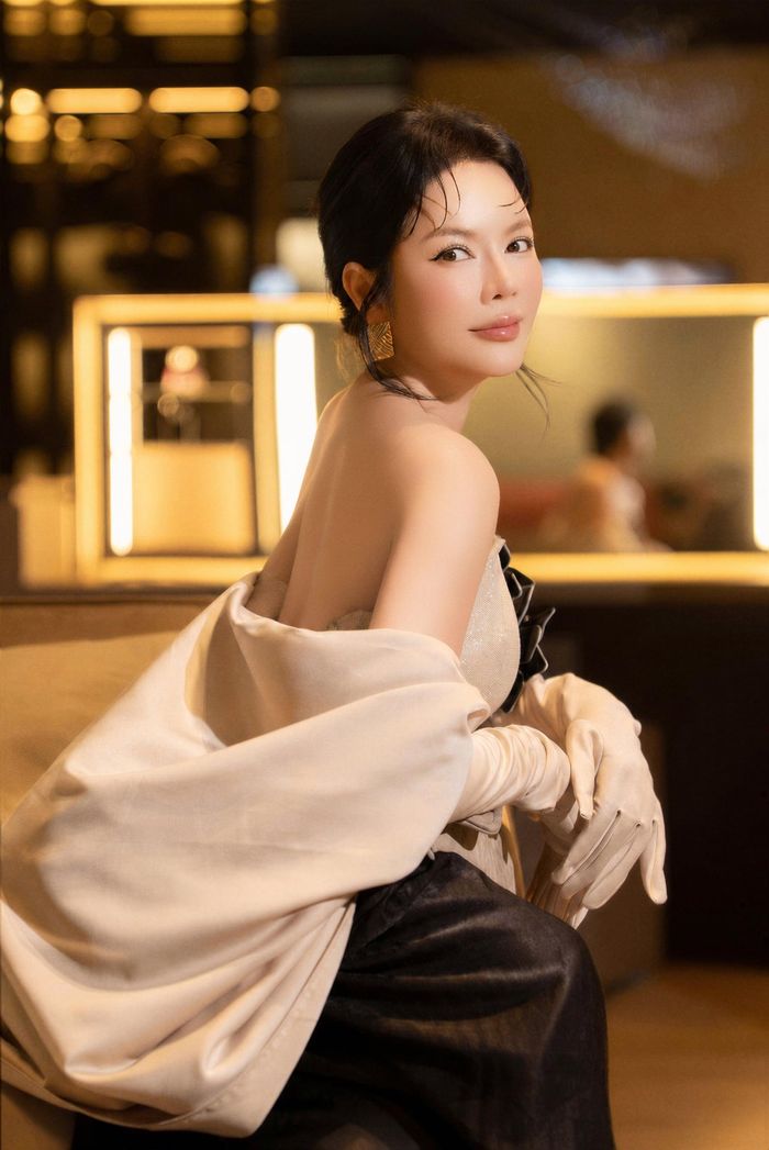 So với những lần xuất hiện với phong cách cầu kỳ, tạo hình lần này của Lý Nhã Kỳ thiên về vẻ đẹp cổ điển và nữ tính. 