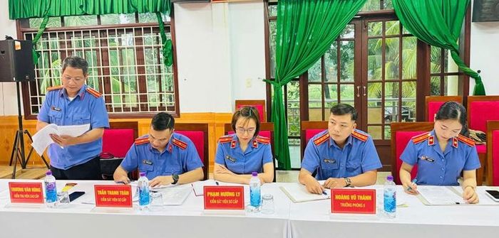 Đoàn công tác công bố quyết định và kế hoạch trực tiếp kiểm sát.