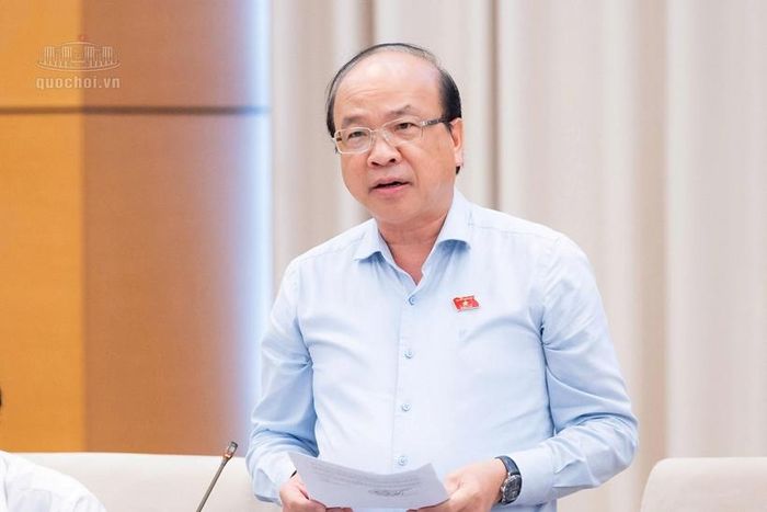Chủ nhiệm Ủy ban Pháp luật và Tư pháp của Quốc hội Phan Chí Hiếu trình bày Báo cáo thẩm tra.