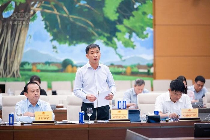 Thừa ủy quyền của Viện trưởng VKSND tối cao, đồng chí Nguyễn Duy Giảng, Phó Viện trưởng VKSND tối cao trình bày Tờ trình tại Phiên họp.