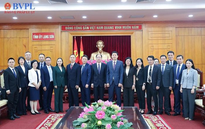 Lãnh đạo Tỉnh uỷ Lạng Sơn và đại biểu dự buổi tiếp chụp ảnh lưu niệm.