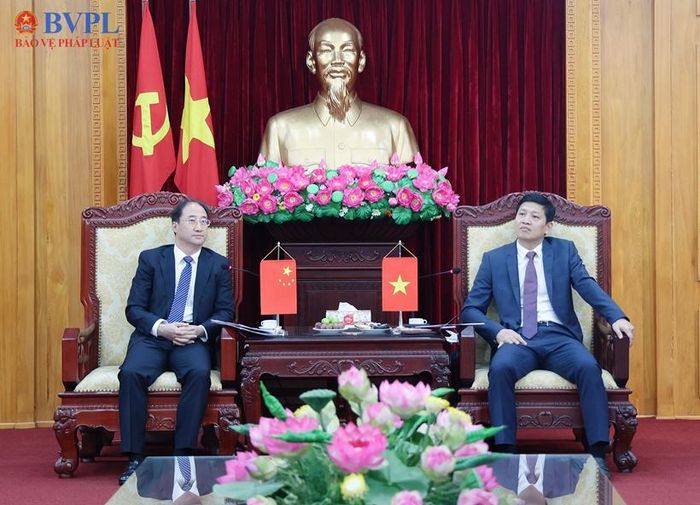 Đồng chí Vũ Hoàng Anh, Phó Bí thư Tỉnh ủy, Chủ tịch Ủy ban Mặt trận Tổ quốc Việt Nam tỉnh Lạng Sơn tiếp Đoàn đại biểu VKSND Trung Quốc do đồng chí Hầu Á Huy làm Trưởng Đoàn.