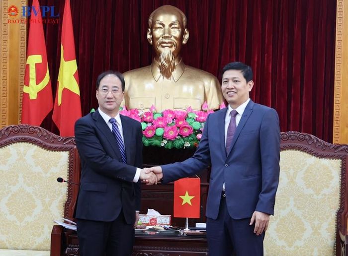  Đồng chí Vũ Hoàng Anh, Phó Bí thư Tỉnh ủy, Chủ tịch Ủy ban Mặt trận Tổ quốc Việt Nam tỉnh Lạng Sơn và đồng chí Hầu Á Huy, Vụ trưởng Vụ trưởng Vụ Kiểm sát số 1, VKSND tối cao Trung Quốc.