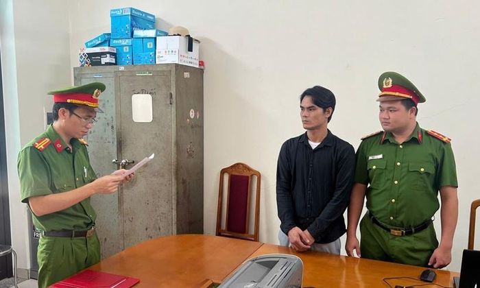 Cơ quan CSĐT Công an tỉnh Phú Thọ công bố các quyết định tố tụng đối với Bùi Quý Dậu. Ảnh: CAPT