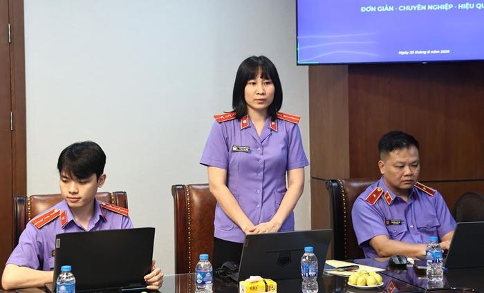 Đồng chí Phạm Thị Hiên, Phụ trách Phòng Dữ liệu và Nền tảng số, Trung tâm Công nghệ và Dữ liệu số, Cục 2, VKSND tối cao hướng dẫn sử dụng phần mềm Quản lý công việc.