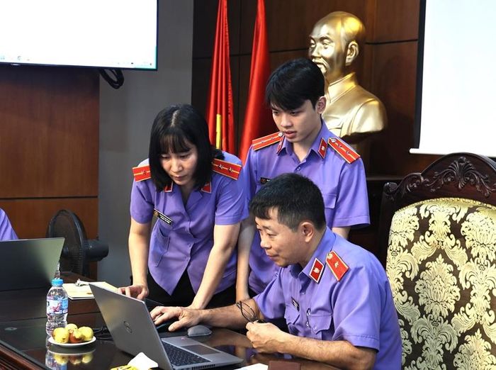 Lãnh đạo Vụ 11, VKSND tối cao thực hành sử dụng phần mềm Quản lý công việc.
