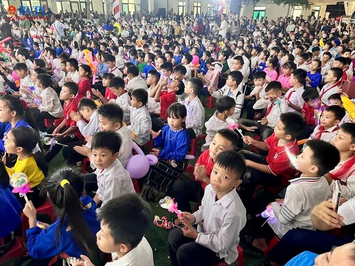 Hàng ngàn bạn nhỏ háo hức trong đêm trăng rằm.