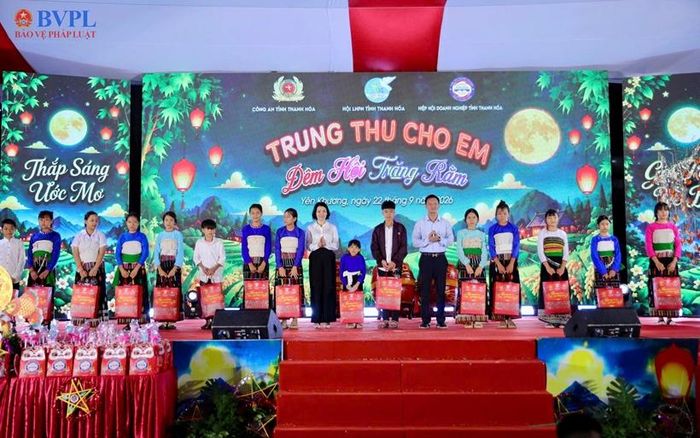 Lãnh đạo tỉnh; Đại diện Công an tỉnh, Hiệp hội Doanh nghiệp tỉnh trao quà cho các con.