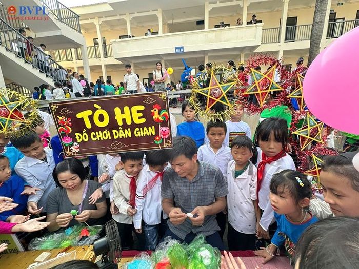 Từ 4 giờ chiều các con đã có mặt tại sân trường.