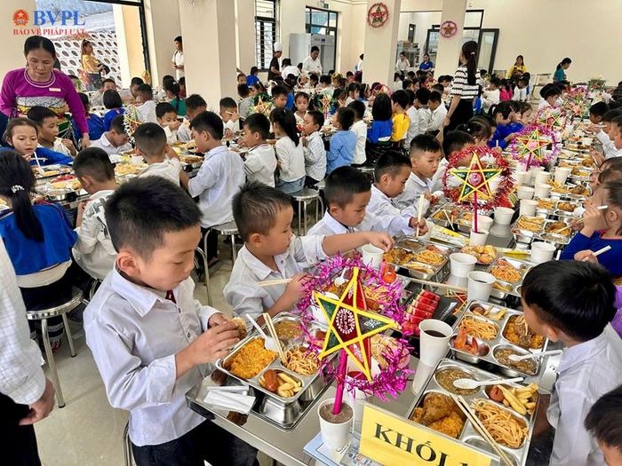 Lần đầu tiên các bạn nhỏ được ăn tiệc buffet trong đêm trung thu.