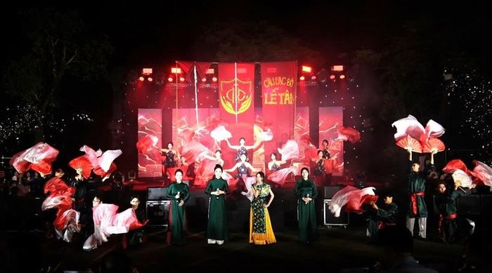 Tiết mục văn nghệ của Câu lạc bộ Lễ tân.