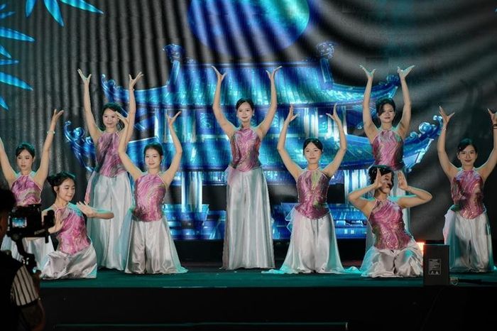 Tiết mục văn nghệ mở màn đến từ Câu lạc bộ Nghệ thuật.