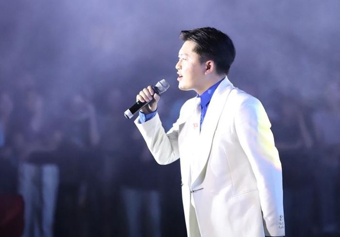 Ca sĩ Bùi Tuấn Ngọc biểu diễn tại chương trình.