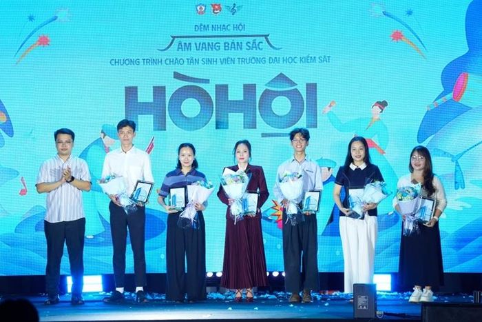 Đồng chí Trần Sỹ Dương, Bí thư Đoàn Thanh niên Trường Đại học Kiểm sát, Trưởng Ban Tổ chức chương trình tặng quà tri ân đến các Nhà tài trợ.