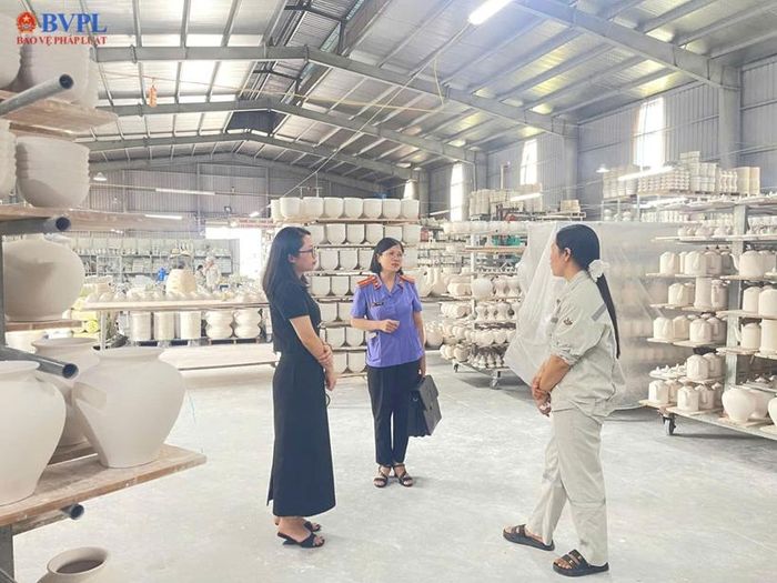  Đại diện VKSND khu vực 2 làm việc tại Công ty TNHH Bảo Tồn Và Phát Triển Gốm Bồ Bát.