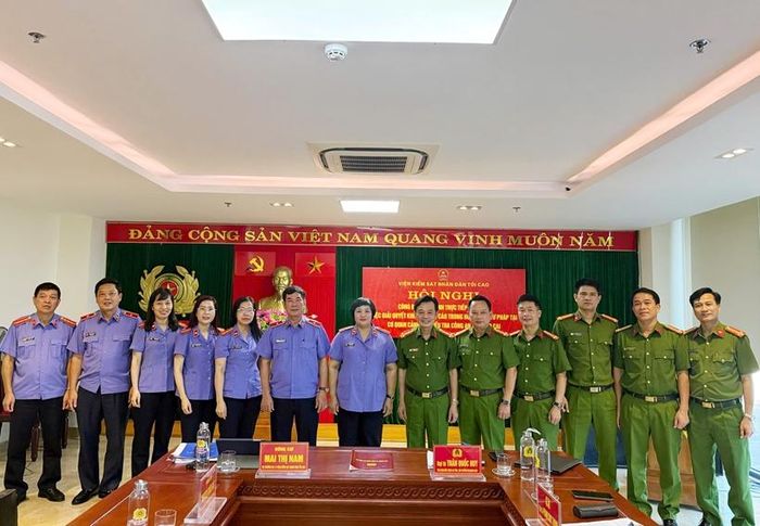  Đoàn công tác chụp ảnh lưu niệm cùng Ban giám đốc và Cơ quan CSĐT Công an tỉnh Lào Cai.