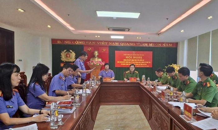  Đồng chí Nguyễn Đình Bắc, Phó Vụ trưởng Vụ 12 công bố quyết định kiểm sát.
