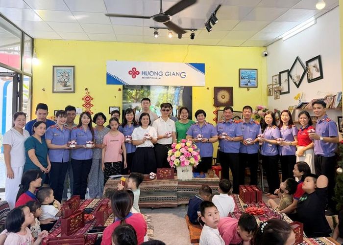  Đồng chí Mai Thị Nam, Vụ trưởng Vụ 12 và đại diện lãnh đạo VKSND tỉnh và Đoàn Thanh niên VKSND Lào Cai đến thăm, tặng quà Trung thu tại Trung tâm hỗ trợ phát triển năng lực người khuyết tật tỉnh Lào Cai.