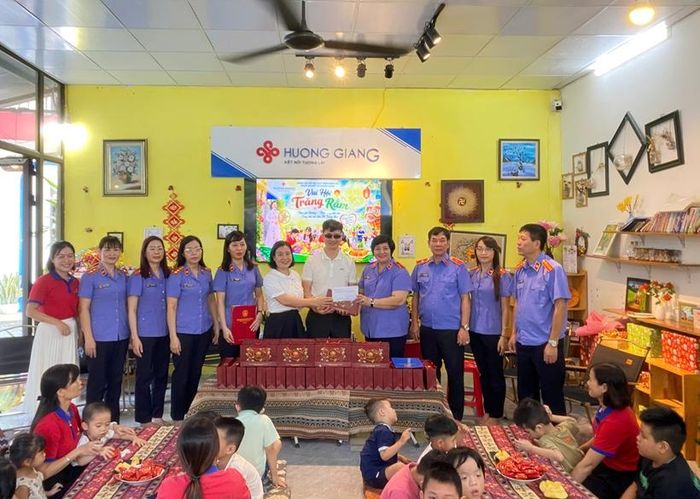  Trao quà cho Trung tâm hỗ trợ phát triển năng lực người khuyết tật tỉnh Lào Cai.