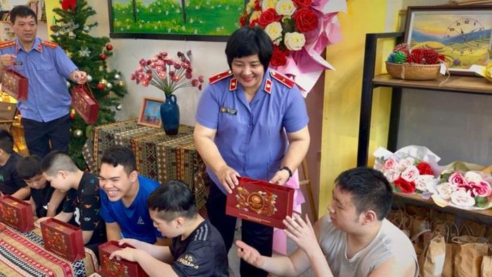   Đồng chí Mai Thị Nam - Vụ trưởng Vụ 12 trực tiếp trao quà Tết Trung thu cho các em nhỏ.