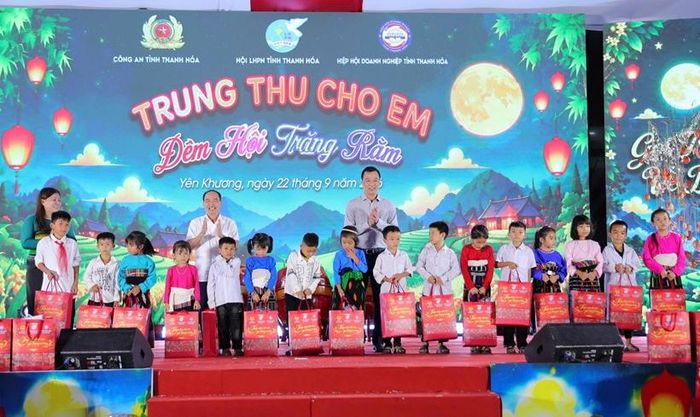  Đồng chí Tô Anh Dũng, Chủ tịch UBND tỉnh Thanh Hóa trao quà cho các trẻ em vùng biên giới Yên Khương. 