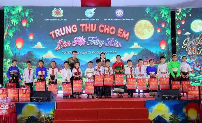  Đồng chí Hoàng Quốc Việt, Giám đốc Công an tỉnh và đồng chí Phạm Thị Thanh Thủy, Chủ nhiệm Ủy ban Kiểm tra Tỉnh ủy trao quà cho các em học sinh. 