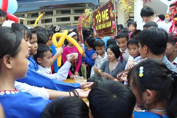 Trẻ em vùng cao được tham gia nhiều hoạt động vui chơi, giải trí trước khi Chương trình “Trung thu cho em - Đêm hội trăng rằm” được chính thức tổ chức. 