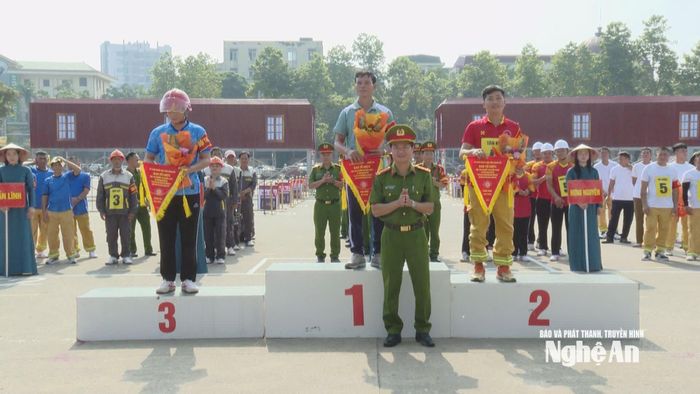 Ban tổ chức trao giải cho các đơn vị đạt thành tích cao. Ảnh: Sỹ Đức