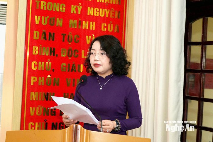 Phó Trưởng ban Tuyên giáo Nguyễn Thị Thơm báo cáo công tác chuẩn bị bàn giao. Ảnh: TL