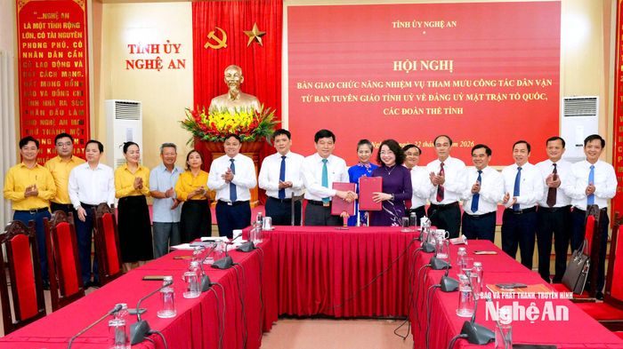 Ký kết biên bản bàn giao chức năng, nhiệm vụ về công tác dân vận sang Đảng ủy Mặt trận Tổ quốc, các đoàn thể tỉnh. Ảnh: TL