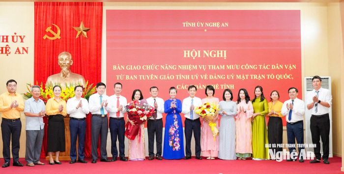 Các đồng chí lãnh đạo tỉnh tặng hoa chúc mừng các đồng chí chuyển giao công tác. Ảnh: TL