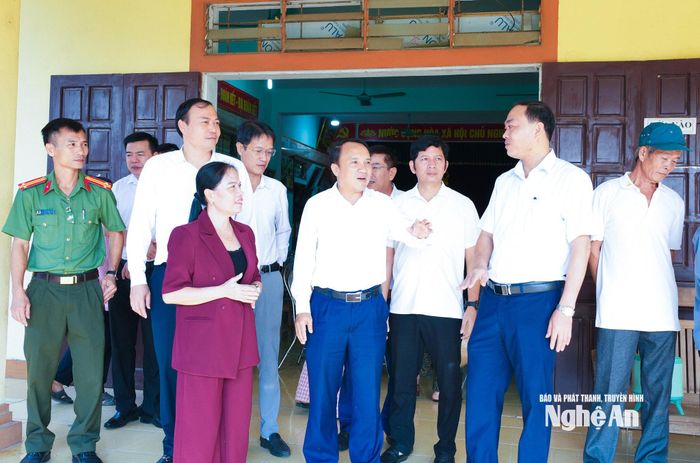 Đoàn công tác khảo sát cơ sở vật chất, thiết chế văn hóa tại Nhà văn hóa xóm Thái Hưng. Ảnh: Mai Hoa