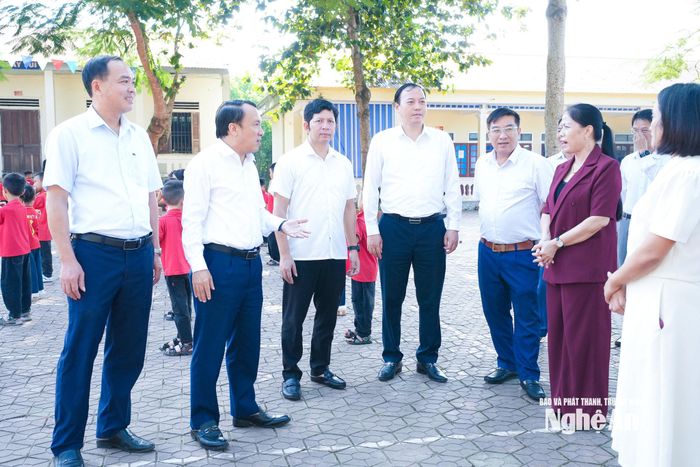 Đoàn khảo sát cơ sở vật chất Trường Tiểu học Mường Ham. Ảnh: Mai Hoa