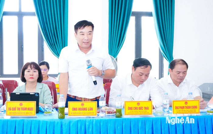 Phó Trưởng ban Kinh tế - Ngân sách HĐND tỉnh nêu một số gợi mở đối với địa phương trong hoàn thiện cơ sở pháp lý, giải quyết cơ sở vật chất sau sắp xếp. Ảnh: Mai Hoa