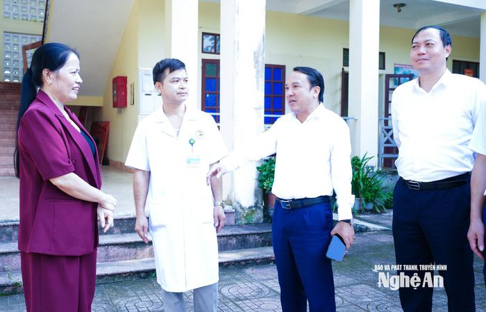 Đoàn công tác khảo sát điều kiện và môi trường làm việc tại Trạm Y tế xã Mường Ham. Ảnh: Mai Hoa