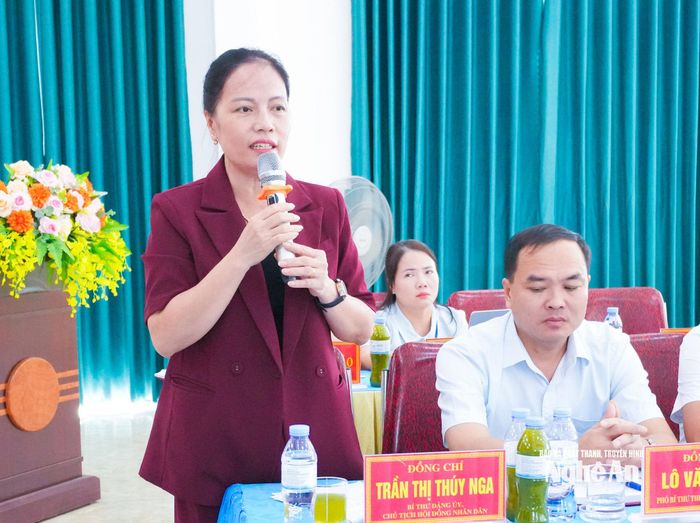 Đồng chí Trần Thị Thúy Nga - Bí thư Đảng ủy, Chủ tịch HĐND xã Mường Ham báo cáo một số vướng mắc, điểm nghẽn hiện nay ở cơ sở. Ảnh: Mai Hoa