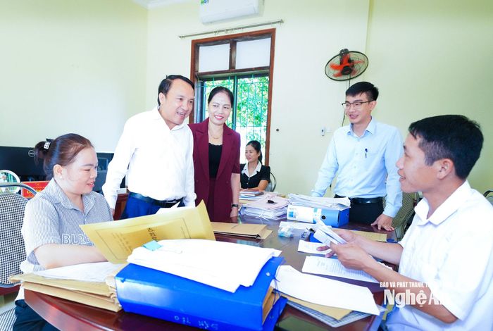 Đồng chí Dương Đình Chỉnh - Ủy viên Ban Thường vụ Tỉnh ủy, Phó Chủ tịch Thường trực HĐND tỉnh tìm hiểu điều kiện và môi trường làm việc của cán bộ, chuyên viên cơ quan Đảng ủy xã Mường Ham. Ảnh: Mai Hoa