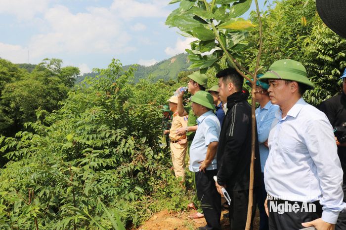 Phó Chủ tịch UBND tỉnh Nguyễn Văn Đệ yêu cầu xã Yên Na tiếp tục theo dõi chặt chẽ diễn biến sạt lở. Ảnh: Nguyễn Nam