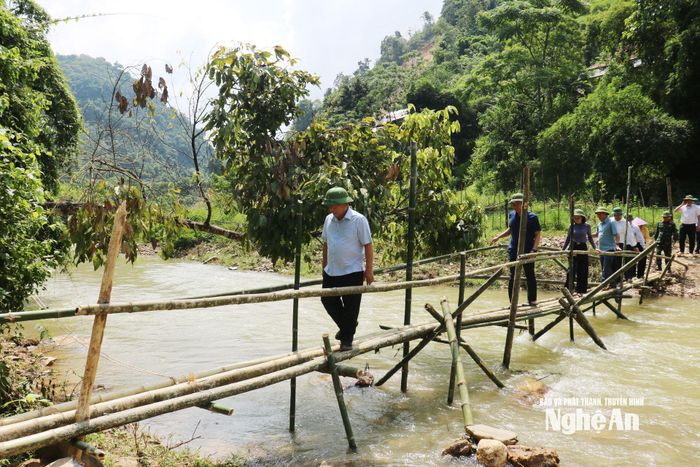 Phó Chủ tịch UBND tỉnh Nguyễn Văn Đệ kiểm tra việc đảm bảo an toàn qua cầu tạm. Ảnh: Nguyễn Nam