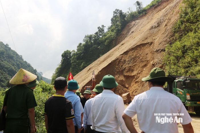 Phó Chủ tịch UBND tỉnh Nguyễn Văn Đệ yêu cầu các cơ quan chuyên môn và địa phương duy trì lực lượng, kịp thời cảnh báo với người dân tại khu vực sạt lở. Ảnh: Nguyễn Nam