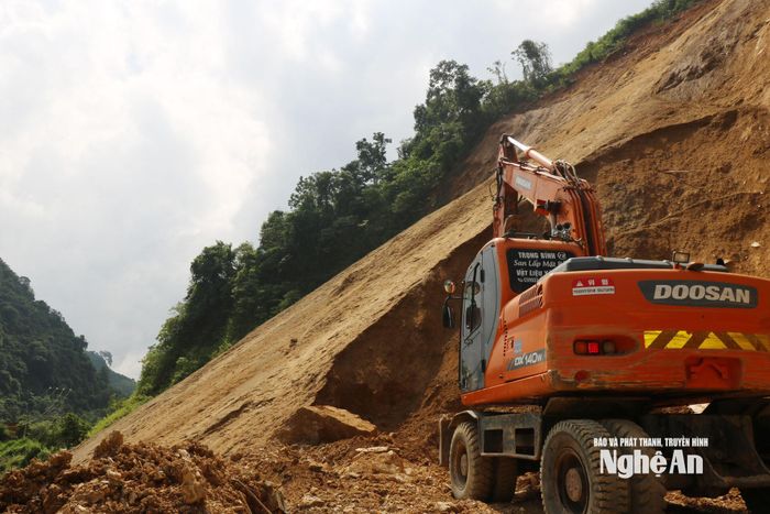 Tập trung đẩy nhanh san gạt, sớm thông tuyến, đảm bảo an toàn cho người dân đi lại. Ảnh: Nguyễn Nam